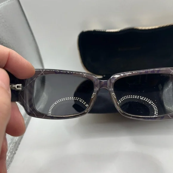 Authentic Burberry Sunglasses with Case & Cloth - Picture 7 of 8